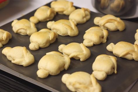 Bunny Rolls, 5 by tiffanyharvey, via Flickr Pillsbury Cinnamon Roll Recipes, Bunny Recipes, Bunny Rolls, Pillsbury Crescent Roll Recipes, Easter Brunch Menu, Crescent Roll Recipes, Easter Brunch, Crescent Rolls, Rolls Recipe