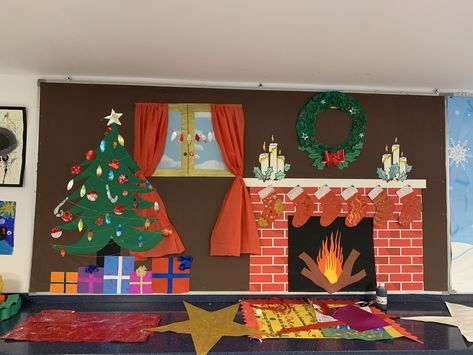 Classroom winter/Christmas decoration Fireplace Hallway Decoration School, Christmas Fireplace Bulletin Board, Classroom Fireplace Ideas, Fireplace Door Decoration Christmas, Paper Fireplace For Classroom, Fireplace Bulletin Board, Holiday Classroom Decorations, Diy Christmas Yard Decorations, Easter Classroom