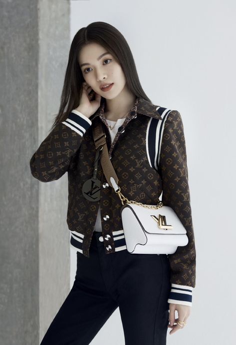 Louis Vuitton Outfits, Vuitton Outfit, Louis Vuitton Outfit, Casual Sporty Outfits, Louis Vuitton Dress, Campaign Fashion, Korean Fashion Dress, Workwear Fashion, Louis Vuitton Twist