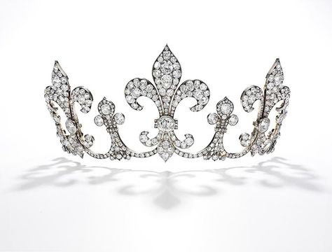 Archduchess Maria Anna of Austria (1882-1940) tiara by the celebrated Vienna jeweller Hübner. Photo Sotheby's Royal Crown Jewels, Tiaras Jewellery, Royal Tiaras, Diamond Tiara, Jewelry Auction, Royal Jewels, Brighton Jewelry, Royal Jewelry, Crown Jewels