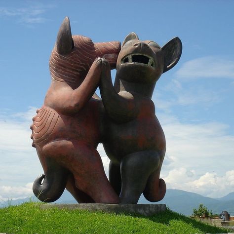 Los Perritos Colimotes, es un monumento muy conocido en #colima, se creía que era una pareja de Xoloitzcuintles, pero se ha comprobado que es una raza conocida como Tlalchichis de la época prehispánica #monumentos #nuncadejesdeviajar #instatraveling Llama Drawing, Mexican Hairless Dog, Kahlo Paintings, Hairless Dog, Mexican Traditions, Dog Figurines, Museum Collection, History Museum, Mexico Travel