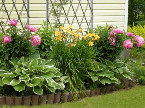 33 Beautiful Flower Beds Adding Bright Centerpieces to Yard Landscaping and Garden Design Bright Centerpieces, Moderne Have, Backyard Flowers Garden, Flower Bed Designs, Backyard Flowers, Garden Wallpaper, Flower Garden Design, Outdoor Garden Decor, Beautiful Flowers Garden