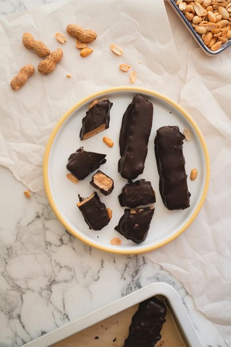 Homemade Keto Snickers Bars Recipe 🍫 - Cast Iron Keto Keto Snickers, Snickers Bars Recipe, Cast Iron Keto, Grain Free Baking, Keto Whipped Cream, Best Keto Snacks, Fried Goat Cheese, Good Keto Snacks, Caramel Bars