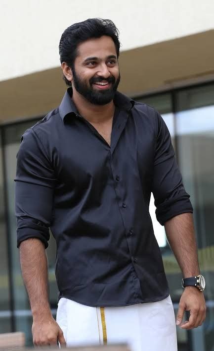 Unni Mukundan Photoshoot, Unni Mukundan Wallpaper, Unnimukundan Images, Malayalam Aesthetic, Men Dp, Malayalam Actors, Unni Mukundan, Night Engagement Photos, South Fashion