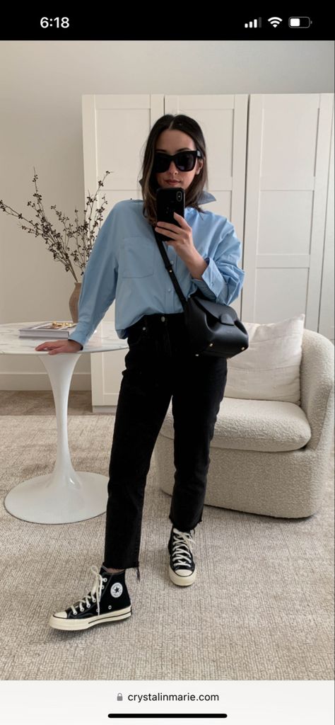 Minimalist Fashion Spring 2023, Converse Work Outfit Classy, Black Converse Outfit Casual, Black Converse Office Outfit, Black Converse Outfit Spring, Work Outfit Converse, Black Jeans Sneakers Outfit, Casual Work Outfits With Tennis Shoes, Black Jeans Outfit 2024