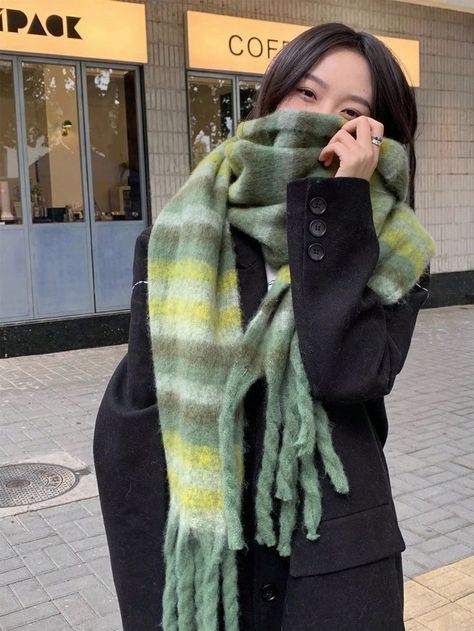 Green Plaid Scarf Outfit, Long Scarf Outfit, Green Scarf Outfit, Scarf Aesthetic, Trendy Scarf, How To Wear A Blanket Scarf, Trendy Scarves, Ny Outfits, Women Scarves