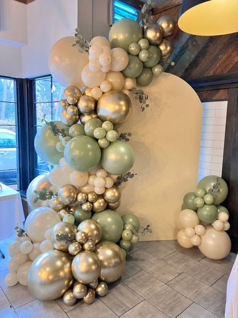 Birthday Party Ideas Green And Gold, Sage Green Balloon Arch Backdrop, Green And Beige Party Decor, Green Theme Graduation Party, Light Green Birthday Theme, Sage Green Grad Party, Sage Green Birthday Party, Baby Shower Balloon Decor, Deco Ballon