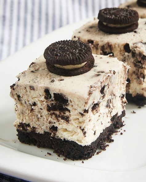 Oreo lovers will be in dessert heaven with these Cookies and Cream Cheesecake Bars. A cookie crust, a simple no-bake cheesecake, and lots of Oreos make these a sure crowd-pleaser! - Bake or Break ~ http://www.bakeorbreak.com Butter Pecan Cheesecake, Oreo Cheesecake Bars, Oreo Desserts, Cookies And Cream Cheesecake, Easy No Bake Cheesecake, Cream Cheesecake, Cheesecake Bar Recipes, Oreo Recipes, Salty Cake