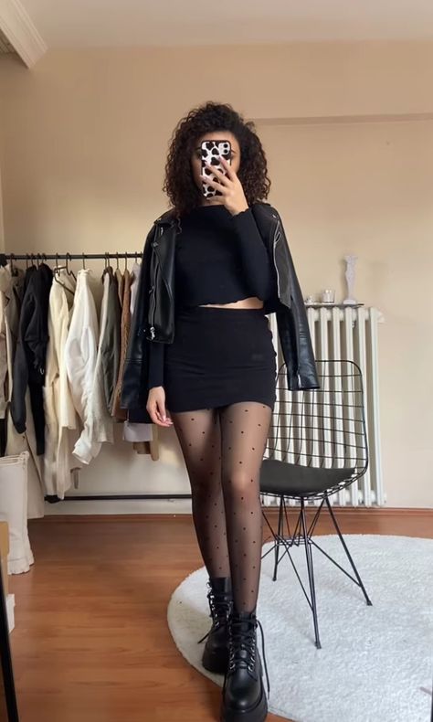 Black Sheer Stockings Outfit, Black Skirt Leather Jacket Outfit, Black Leather Skirt Outfit Casual, Artic Monkeys Outfit Ideas, Black Mini Skirt Outfit Casual, Artic Monkeys Concert Outfit, Black Skirt Leather, Black Mini Skirt Outfit Night, Leather Skirt Outfit Casual