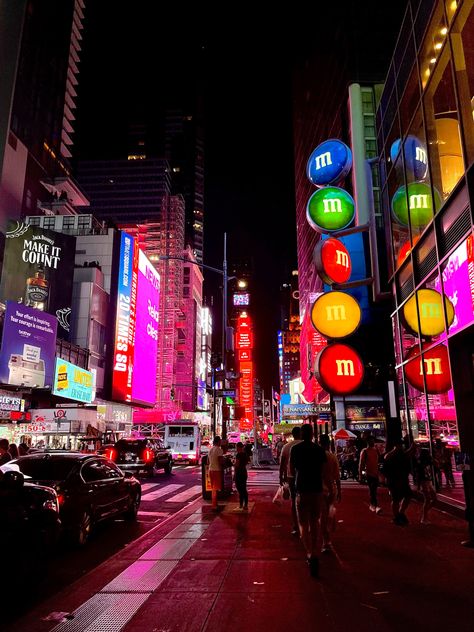 Shopping In Times Square, Times Square Aesthetic Night, New York Times Square Aesthetic, Time Square New York Aesthetic, Nyc Times Square Aesthetic, Times Square Aesthetic, Times Square Night, New York City Background, Time Square New York