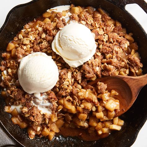 Cast Iron Apple Crisp, Cabin Decorations, Apple Crisp Pie, Gingerbread Creations, Smart Food, Apple Crisp Recipe, Spiced Butter, Apple Crisp Easy, Food Baking