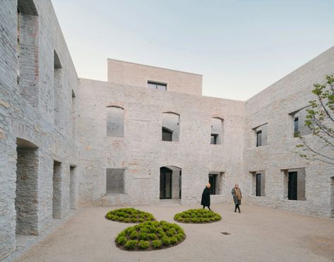 David Chipperfield creates Jacoby Studios offices in former monastery David Chipperfield Architects, David Chipperfield, Abandoned Hospital, Visual Hierarchy, Stone Masonry, The Cloisters, Hyogo, San Francesco, Concrete Structure