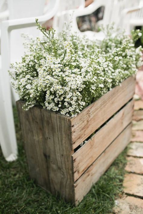 Garden Wedding Theme, Wedding Themes Outdoor, Garden Shed Interiors, Daisy Wedding Flowers, Easter Outdoor, Garden Theme Wedding, Daisy Wedding, Prom Decor, Babies Breath