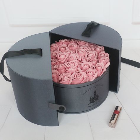 Round Gift Box Ideas, Round Box Packaging, Gift Box Flower, Round Gift Box, Online Birthday Gifts, Round Gift Boxes, Gifts Box, Blush Wedding Flowers, Flower Gift Ideas