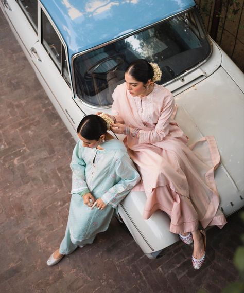 Girls Road Trip, Girls Roadtrip, Zara Shahjahan, Desi Love, Indian Photoshoot, Saree Photoshoot, Fashion Photography Inspiration, Indian Aesthetic, Popular Fashion