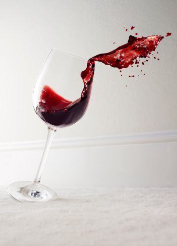 How to remove every type of stain - from wine, to grass, to mustard and blood, seriously real and simple tricks to do at home! Install Carpet Diy, Clean A Coffee Maker, Silver Grey Carpet, Coffee Stain Removal, Car Carpet Cleaner, Easy Tricks, Wine Stains, Spring Cleaning Hacks, Cheap Carpet Runners