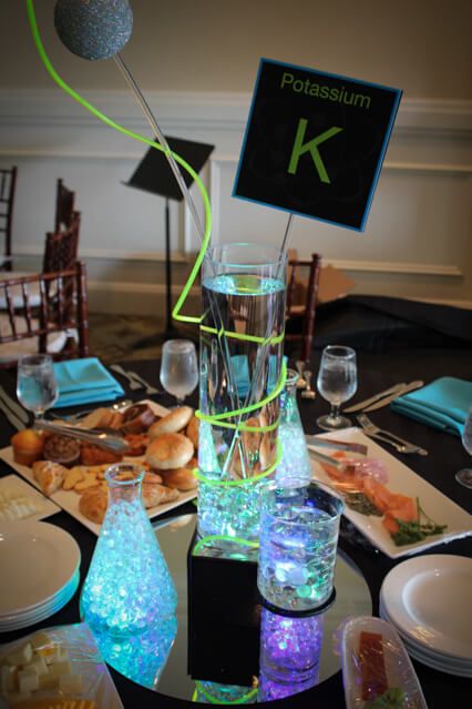 Themed Centerpieces - Science Themed Centerpiece Science Balloon Arch, Science Centerpieces, Science Lab Decorations, Science Party Decorations, Science Themed Party, Bar Mitzvah Centerpieces, Science Birthday Party Ideas, Scientist Birthday Party, Mad Scientist Birthday