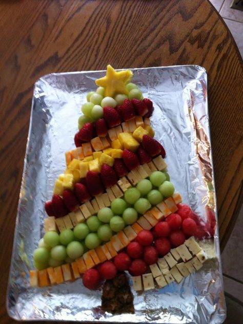 Christmas Fruit Tray, Make Ahead Christmas Appetizers, Christmas Veggie Tray, Cheese Christmas, Cheese And Fruit, Christmas Tree Food, Breakfast Fruit, Decorações Com Comidas, Christmas Recipes Appetizers