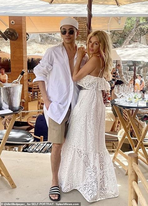 Sienna Miller Pregnant 2023, Sienna Miller Pregnancy Style, Sienna Miller Pregnant, Sienna Miller Dress, Siena Miller, Strapless White Dress, Sienna Miller Style, Looks Summer, White Strapless Dress