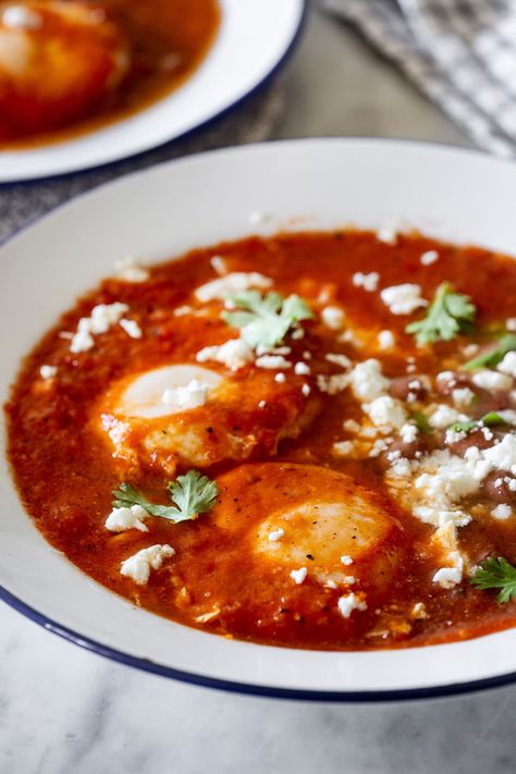 Huevos ahogados means "drowned eggs" in English, it refers to a tasty dish made of poached eggs in a hearty sauce, a sort of mexican shakshuka recipe! Serve for breakfast, brunch, or even dinner with a side of rice, toasted bread, or tortillas. Eggs And Tomato Sauce, Mexican Egg Dishes, Enchilada Eggs, Mexican Breakfast Recipes Authentic, Mexican Shakshuka, Retreat Recipes, Poached Eggs Recipe, Mexican Egg, Mexican Eggs