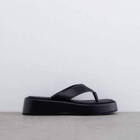 Flat Leather Sandal Black Ref. 1607/910 Black Chunky Sandals, Chunky Black Sandals, Zara Flats, Vacation Shoes, Chunky Sandals, Cute Heels, Leather Sandals Flat, Swag Shoes, Zara Shoes