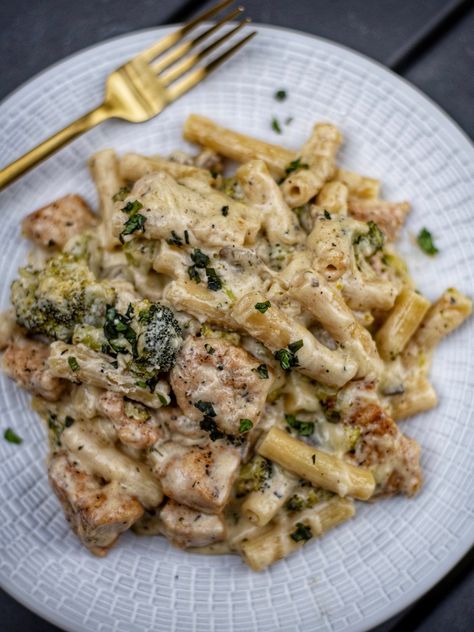 Chicken Rigatoni Alfredo - Coop Can Cook Coop Can Cook, Chicken Rigatoni, Prettiest Celebrities, Diner Recept, Alfredo Recipe, Food Goals, Rigatoni, Food Inspo, Food Obsession