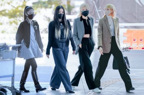 In Airport, Mysterious Girl, Aesthetic Women, Long Hair Girl, Jennie Lisa, Blackpink Photos, Airport Style, Black Pink Kpop, Blackpink Fashion