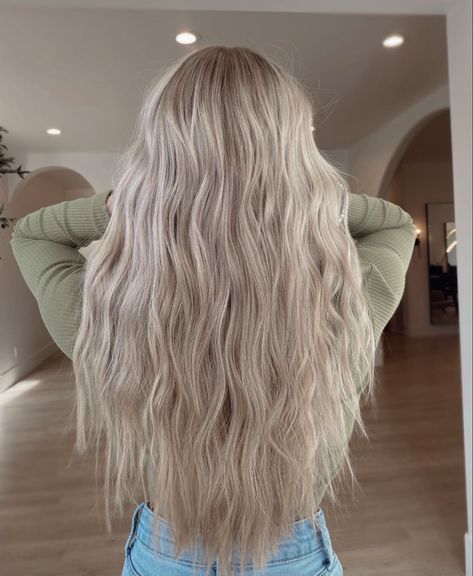 Long Blonde Hair Cool Tone, Grey Lowlights On Blonde Hair, Long Ashy Blonde Hair, Trendy Blonde Hair Long, Dementional Hair Color Blonde, Spring Balayage Blonde, Blonde Ashy Hair, Dimensional Cool Blonde, Light Ashy Blonde Hair