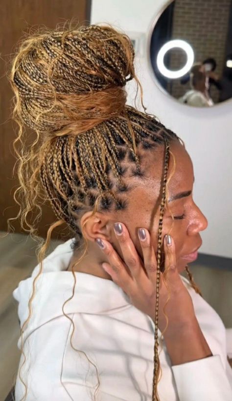 Fulani Braids With Blonde Highlights, Honey Blonde Boho Braids, Honey Blonde Fulani Braids, Blonde Senegalese Twist, Blonde Boho Braids, Box Dreads, Blonde Knotless Braids, Braided Cornrows, Trending Braids