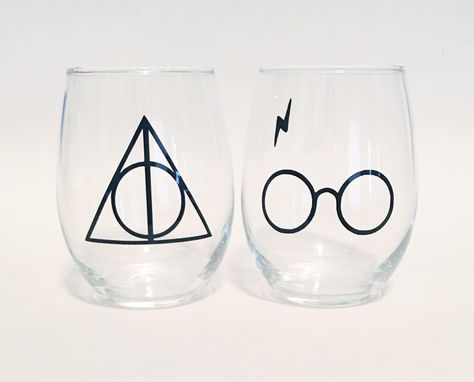 24 Adorable Gifts For Couples Who Are Proud Harry Potter Fanatics Harry Potter Cups, Deathly Hollows, Cumpleaños Harry Potter, Harry Potter Glasses, Wine Glass Designs, Festa Harry Potter, Expensive Wine, Wine Glass Crafts, Harry Potter Gifts