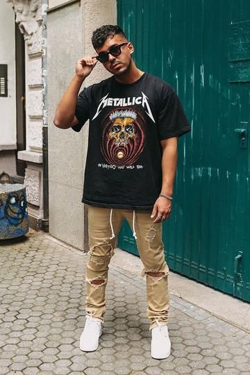 how to wear graphic tee outfits for men Outfit Ideas With Jordans Men, Graphic T Shirt Outfit Men, Graphic Tees Outfit Street Style Men, Mens Fashion Graphic Tees, Graphic Tshirt Outfit Men, Metallica T Shirt Outfit, Black Tee Outfit Men, Black T Shirt Outfit Men, Mens Graphic Tee Outfit