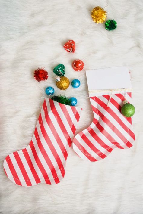 Cómo hacer calcetines de papel para envolver regalos Manualidad fácil con papel para envolver regalos. Calcetines de papel para envolver regalos paso a paso. Un divertido tutorial para hacer calcetines de papel para envolver regalos. Red Christmas Stockings, Diy Santa, Christmas Stockings Diy, Traditional Christmas Decorations, Santa Stocking, Unique Christmas Decorations, Navidad Diy, Christmas Gift Wrapping, Popular Pins