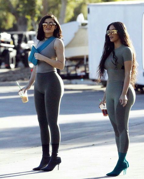 Kylie Jenner and Kim Kardashian ♡ @badtogether Kylie Jenner Fotos, Kim And Kylie, Kim Kardashian Kylie Jenner, Kardashian Kylie Jenner, Estilo Kardashian, Estilo Kylie Jenner, Yeezy Outfit, Kylie Jenner Look, Robert Kardashian