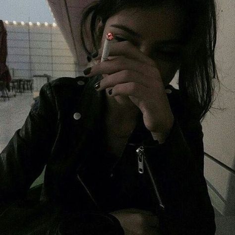 Ghost Girl, Black Iris, Night Aesthetic, Aesthetic Images, Aesthetic Grunge, Grunge Aesthetic, Fashion Pictures, Bad Girl, Dark Hair