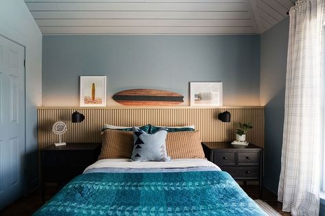 For this bedroom, our client (a 5 year old boy) requested a surfer themed room! We brought in some of those elements to create a surfer vibe, and we just love how this sweet room turned out. Other than furnishings and decor, we also added a backlit headboard, hard-wired sconces for reading nightlights, added shiplap on the ceilings, and painted the whole room! Project: Brick Manor Design: @atxinteriordesign Photos: @madelineharperphoto #boysroom #boysroomdecor #coastaldecor #beachhouse #s... Surf Inspired Bedroom, Zara Bedroom, Surfer Kids Room, Backlit Headboard, Boy Headboard, Surfer Bedroom, Surfer Room, Surfer Vibe, Surf Room Decor