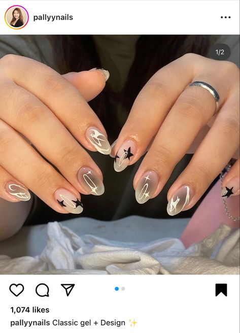 Short Nail Designs Rockstar, Nails With Stars Design Y2k, Korean Star Nails, Star Girl Nails Aesthetic, Y2k Natural Nails, Rockstars Girlfriend Nails, Rock Concert Nails Ideas, Y2k Nail Art Short, Rock Star Girlfriend Nails