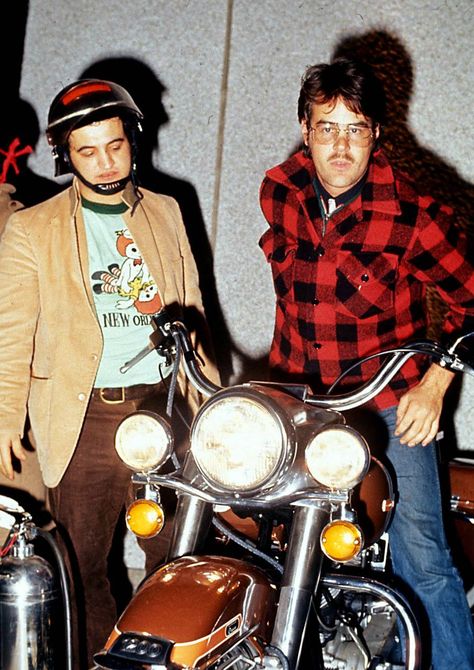 John Belushi & Dan Aykroyd was seen riding around Cleveland on motorcycle when the House of Blues opened. John Belushi, Dan Aykroyd, Motos Vintage, Blues Brothers, Film Tv, Ryan Gosling, Saturday Night Live, Snl, Famous Faces