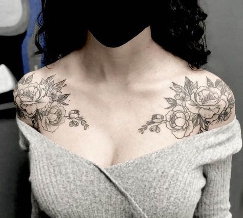 Black and white rose shoulder tattoos by @dave.watts_.tattoos Meaningful Shoulder Tattoos For Women, Meaningful Shoulder Tattoos, Women Thigh Tattoo, Shoulder Rose Tattoo, Beautiful Shoulder Tattoos, Match Tattoo, Tattoo Back Tattoo, Feminine Shoulder Tattoos, Front Shoulder Tattoos