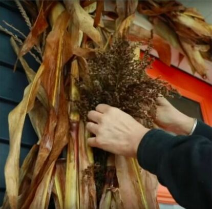 To create an enchanting look for your fall front door decor, all you need are some corn husks. Here's how we created a festive feature for our porch. Fall Decorating With Corn Stalks, Fall Corn Stalk Decor Front Porches, Corn Stalks Front Porch Fall Decorating, Corn Husk Porch Decor, Corn Husks Front Porch, Corn Shocks Front Porches, Corn Stocks On Porch, How To Decorate With Corn Stalks, Cornstalk Decor Front Porch