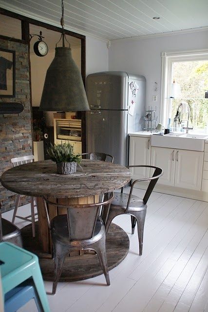 I want to live here.... Primitive Home Decorating, Vintage Furniture Antique, Spool Tables, Primitive Homes, Vintage Industrial Decor, Primitive Home, Design Del Prodotto, Industrial House, Industrial Chic