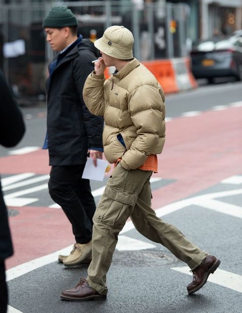 Jacket Men Fashion, 80s Fashion Men, New York Fashion Week Men, Down Jacket Men, 일본 패션, American Casual, Mens Outfit Inspiration, Jackets Men Fashion, Men Fashion Casual Outfits