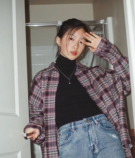 Pinterest: @jalapeño Look Grunge, Black Turtle Neck, Turtleneck Outfit, Mode Hippie, Flannel Outfits, Korean Girl Fashion, Layering Outfits, Korean Street Fashion, Mode Inspiration