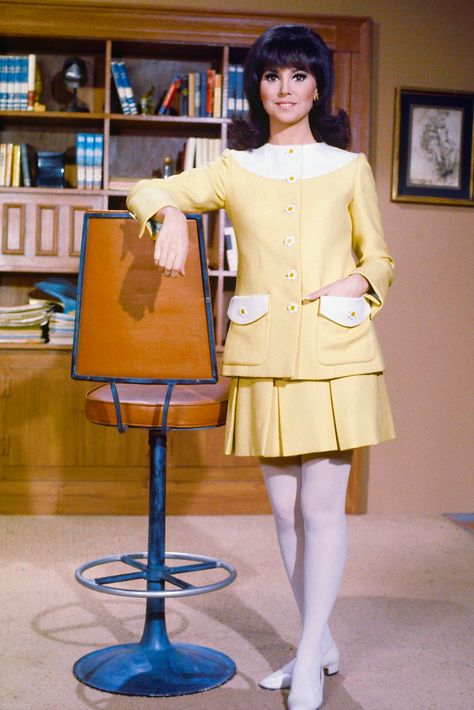 Style Icon Marlo Thomas That Girl Tv Show, Marlo Thomas, 60s 70s Fashion, 60s And 70s Fashion, Fashion 1960s, Tv Show Outfits, Sixties Fashion, Mod Fashion, Fashion Tv