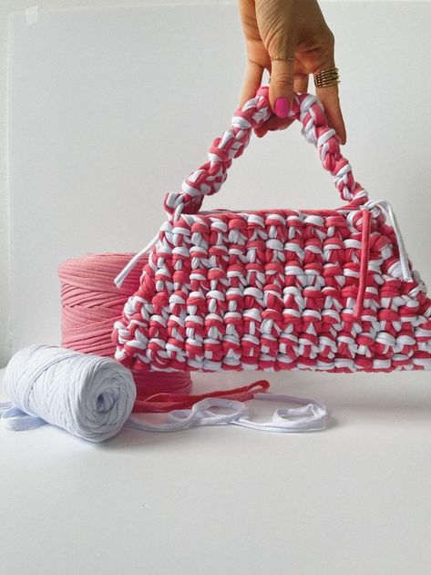 Crochet, crochet bag, crochet pattern, crochet DIY, crochet projects, crochet clothes, crochet sweater, crochet top, crochet ideas, crochet cardigan, crochet bag, crochet techniques, easy crochet, crochet blanket, crochet dresses, yarn, diy projects, summer, summer outfits, summer aesthetic, summer dresses, summer vibes, summer fits, summer bucket list, summer outfits 2023, summer nails, summer outfits women, summer outfits men, spring outfits, spring dresses ideas, spring outfits 2023, spring a Triangle Crochet Bag, T Shirt Yarn Crochet Bag Pattern Free, Crochet T Shirt Yarn Bag, T Shirt Yarn Projects, T Shirt Yarn Crochet Bag, Crochet T Shirt Yarn, Trending Summer Nails 2023, Trending Acrylic Nails, Pattern Crochet Sweater