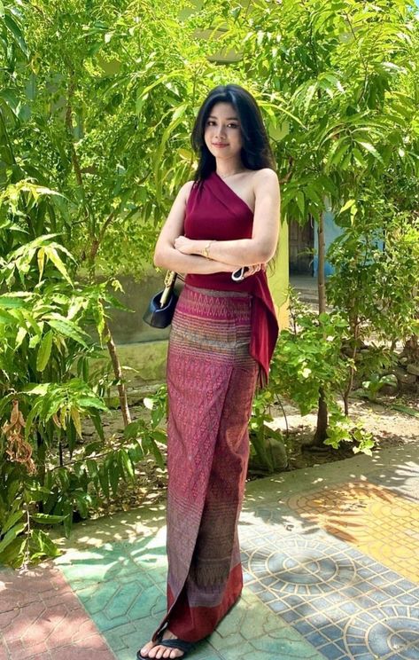 Thai Traditional Dress Modern, Thai Dress Modern, Thai Outfits Modern, Thai Fashion Modern, Dress For Graduation University, Kebaya Thailand, Mizo Tops Design, Burma Clothing, Sunday Dress Mizo