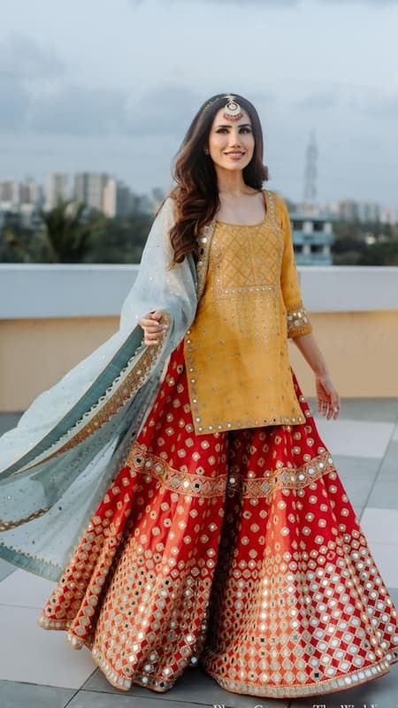 Mehendi Dress For Bride, Indian Bride Modern, Mirror Work Sharara Suit, Sharara Look, Mehendi Bridal Outfit, Mehendi Pictures, Mirror Work Sharara, Mehendi Outfits For Bride, Haldi Outfit For Bride