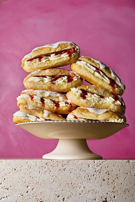 Gbbo Recipes, Paul Hollywood Recipes, Iced Buns, Chocolate Roulade, British Baking Show Recipes, British Bake Off Recipes, Bake Off Recipes, British Cooking, Mary Berry Recipe