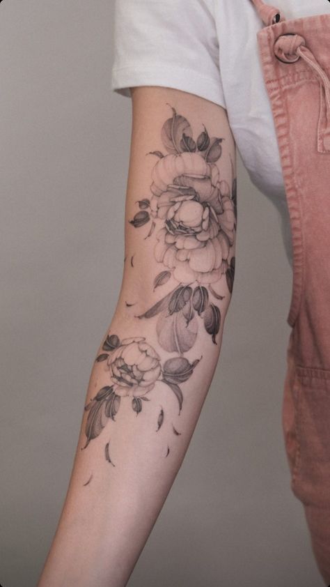 Tattoo Hairline, Hairline Tattoo, Hairline Tattoos, Quarter Sleeve Tattoos, Tattoo Shading, Beautiful Flower Tattoos, Flower Tattoo Arm, Floral Tattoo Sleeve, Geniale Tattoos