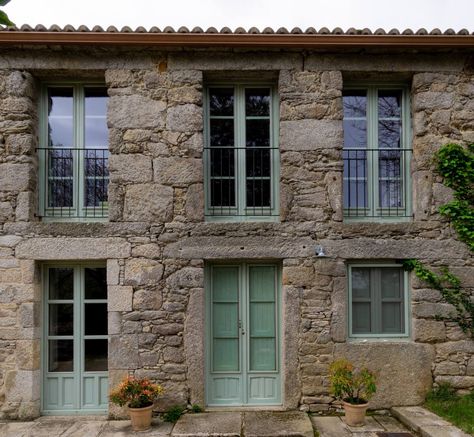 Casa da Fontenla, Costa da Morte. - Casas rurales en alquiler en Lugar de Calo, 60 - Vimianzo, Galicia, España Small Stone House, Italian House, Stone House, House Inspiration, House Exterior, Architecture Design, Garage Doors, Favorite Places, Dream House