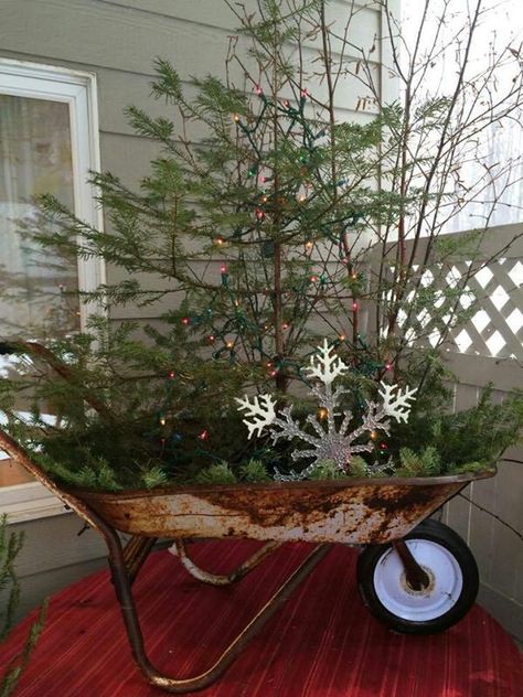 Love it.!! Primitive Christmas Decorating, Wheelbarrows, Prim Christmas, Cabin Christmas, Country Christmas Decorations, Cottage Christmas, Christmas Porch Decor, Christmas Decorations Diy Outdoor, Christmas Favorites